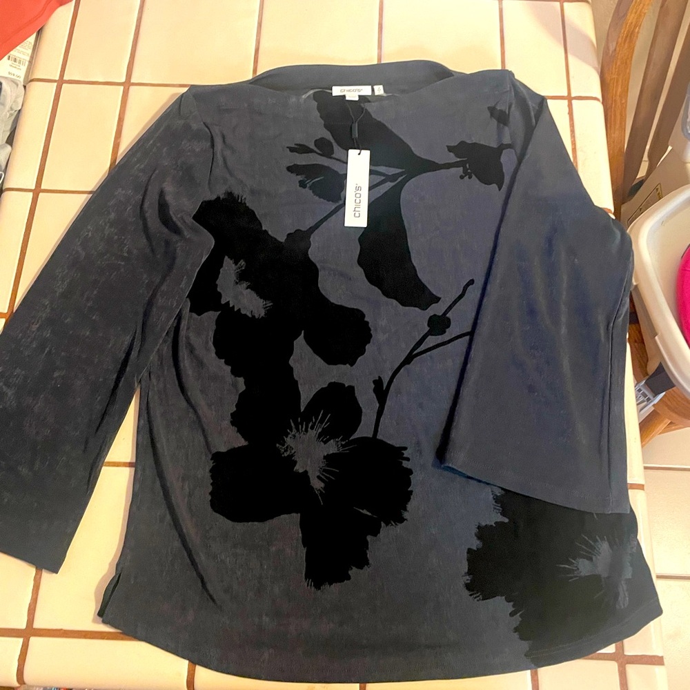 Chicos travelers modern flower tunic. 3/4 sleeve top, lavastone